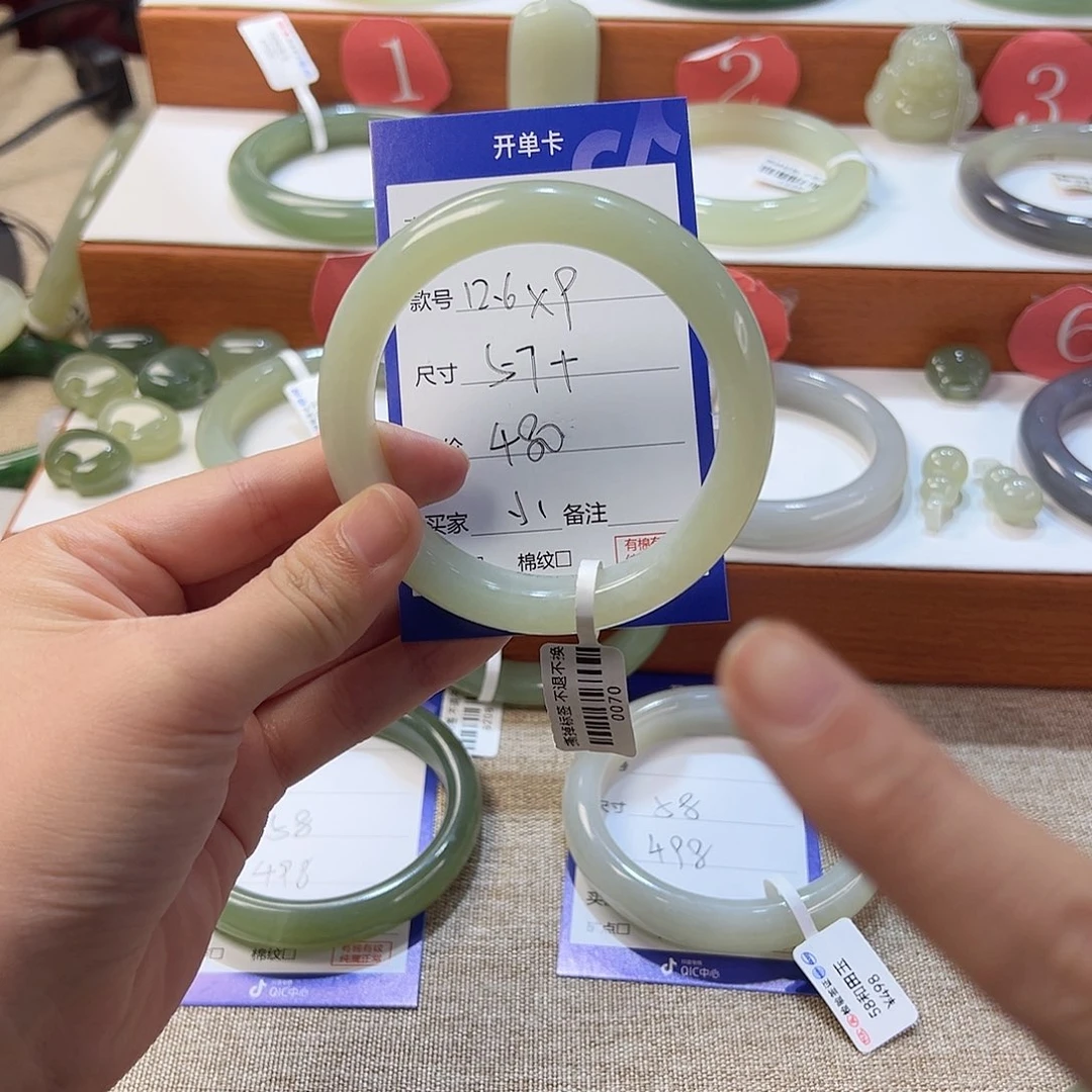 和田玉手镯未镶嵌一****.