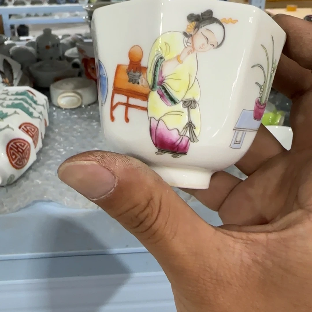 瓷片瓷器上用白泥雕刻图案并
