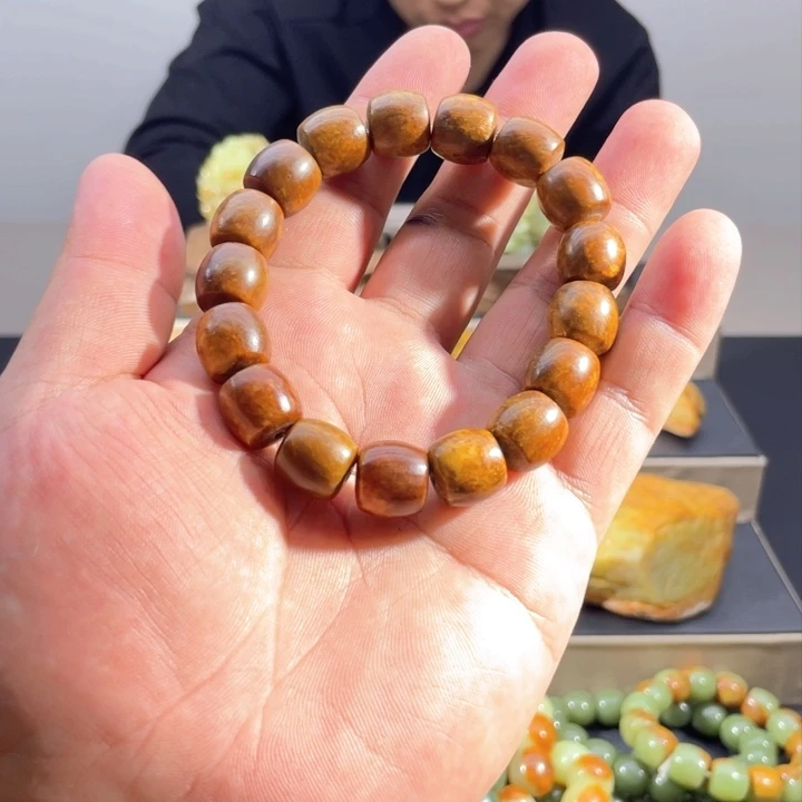 透闪石质玉手串未镶嵌一***。