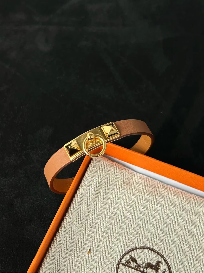 99新 Hermes/爱马仕 【夏玮玮专属】金棕金扣白线柳钉手环 /5272