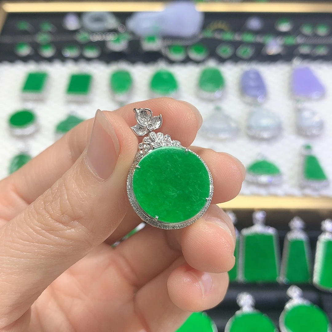 颈饰18K金镶嵌翡翠吊坠