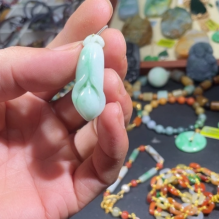 翡翠未镶嵌颈饰玉兰花