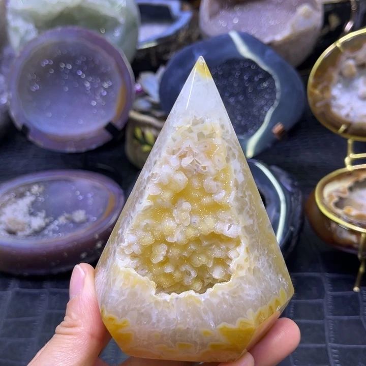 水晶珠宝半成品未镶嵌黄软金字塔