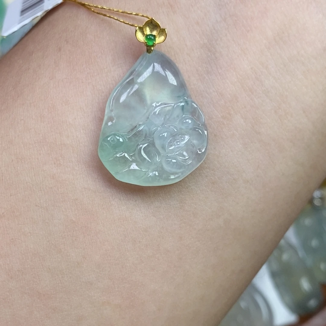 颈饰18K金镶嵌翡翠莲花