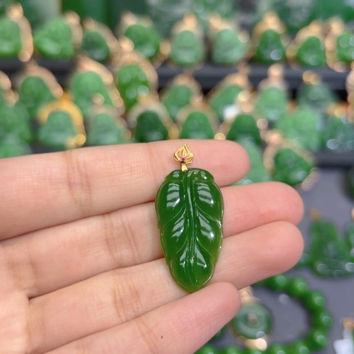 颈饰18K金镶嵌和田玉（碧玉）