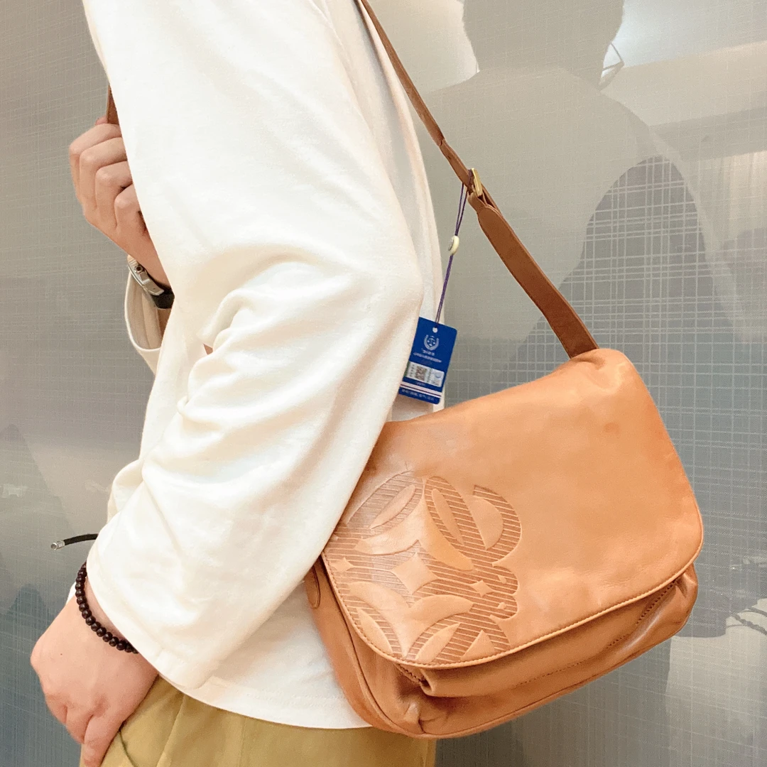 95新 LOEWE/罗意威 【龙】34 0529 焦糖色翻盖单肩斜挎包