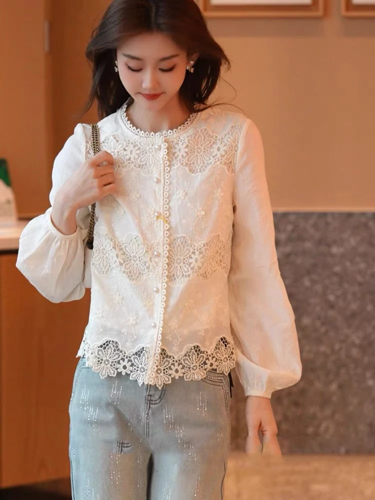 法式圆领花朵蕾丝衬衫女2025年春秋新款减龄洋气珍珠扣长袖上衣潮