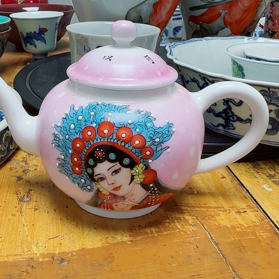 梅***-摆件瓷器的工艺技术特点