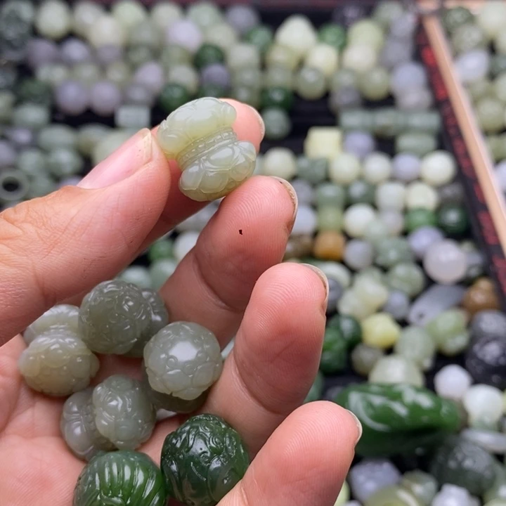 深***园和田玉未镶嵌颈饰