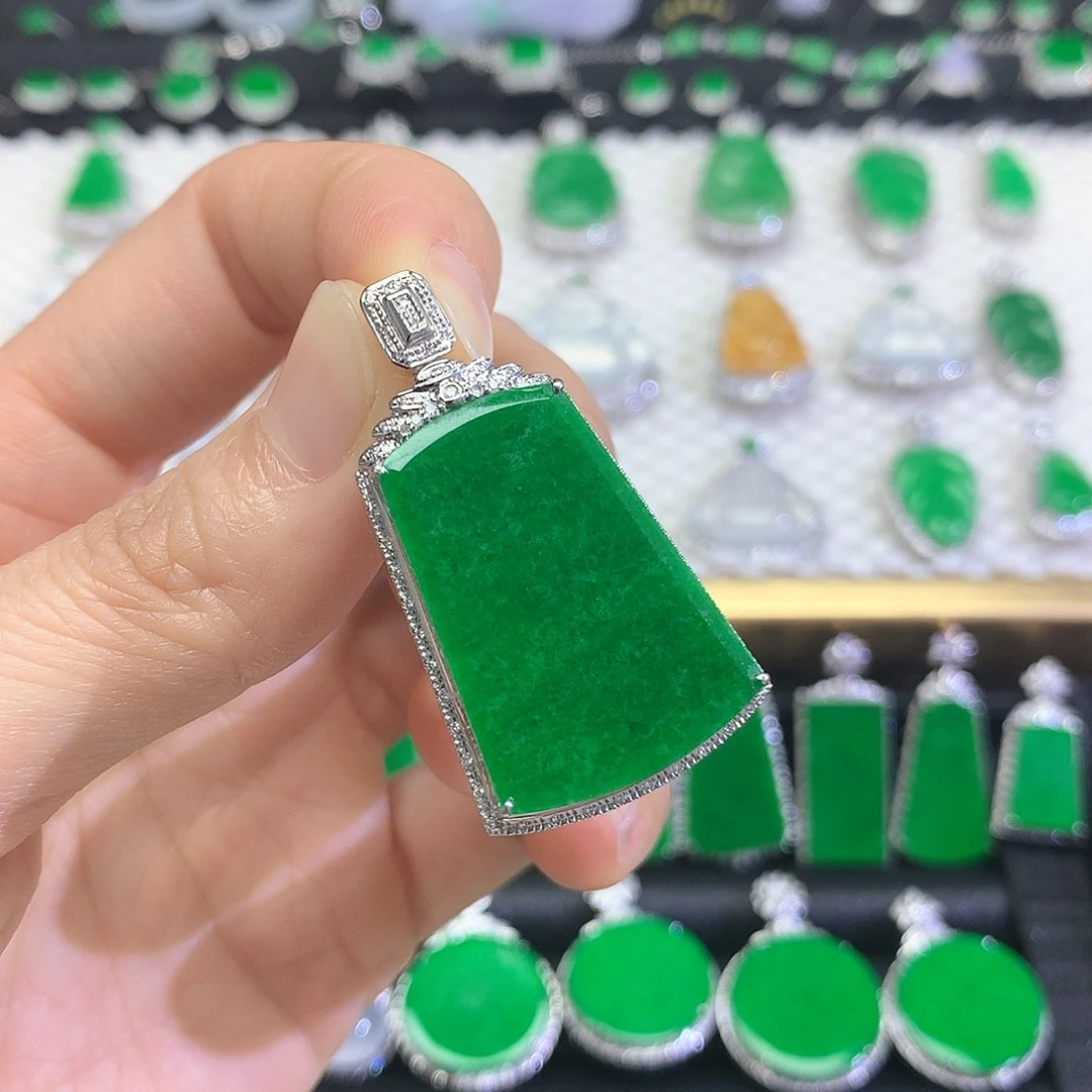 颈饰18K金镶嵌翡翠吊坠