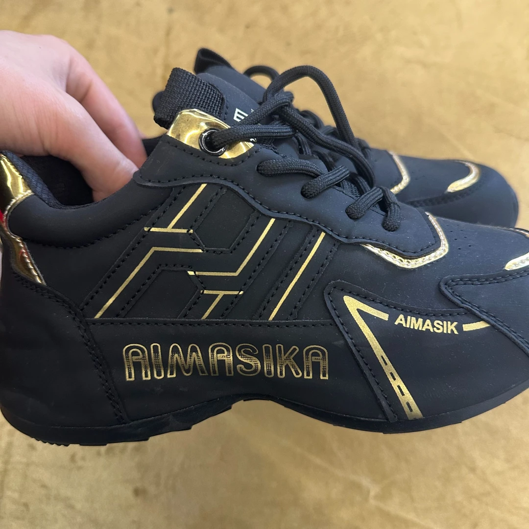 （燕子宠粉福利）支撑增高减震图案耐磨透气休闲鞋户外防水羽毛球鞋