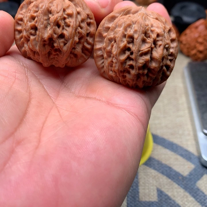 桃核吊坠变色龙好