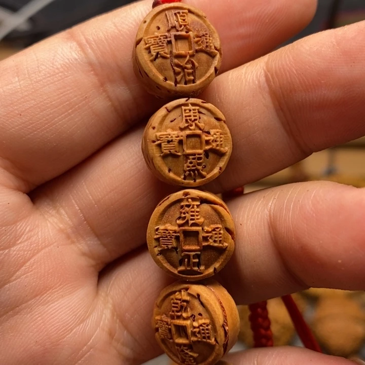 桃核雕刻五帝钱手串