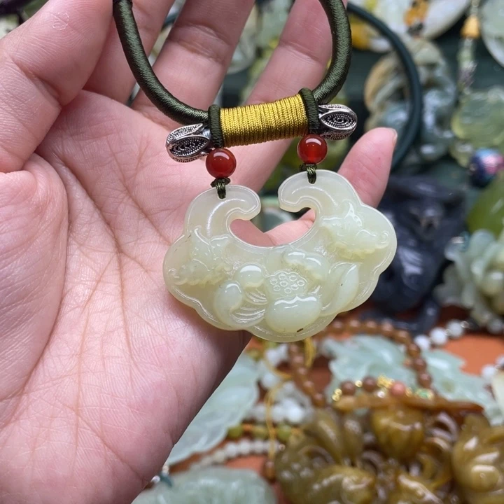 蛇纹石玉吊坠合金