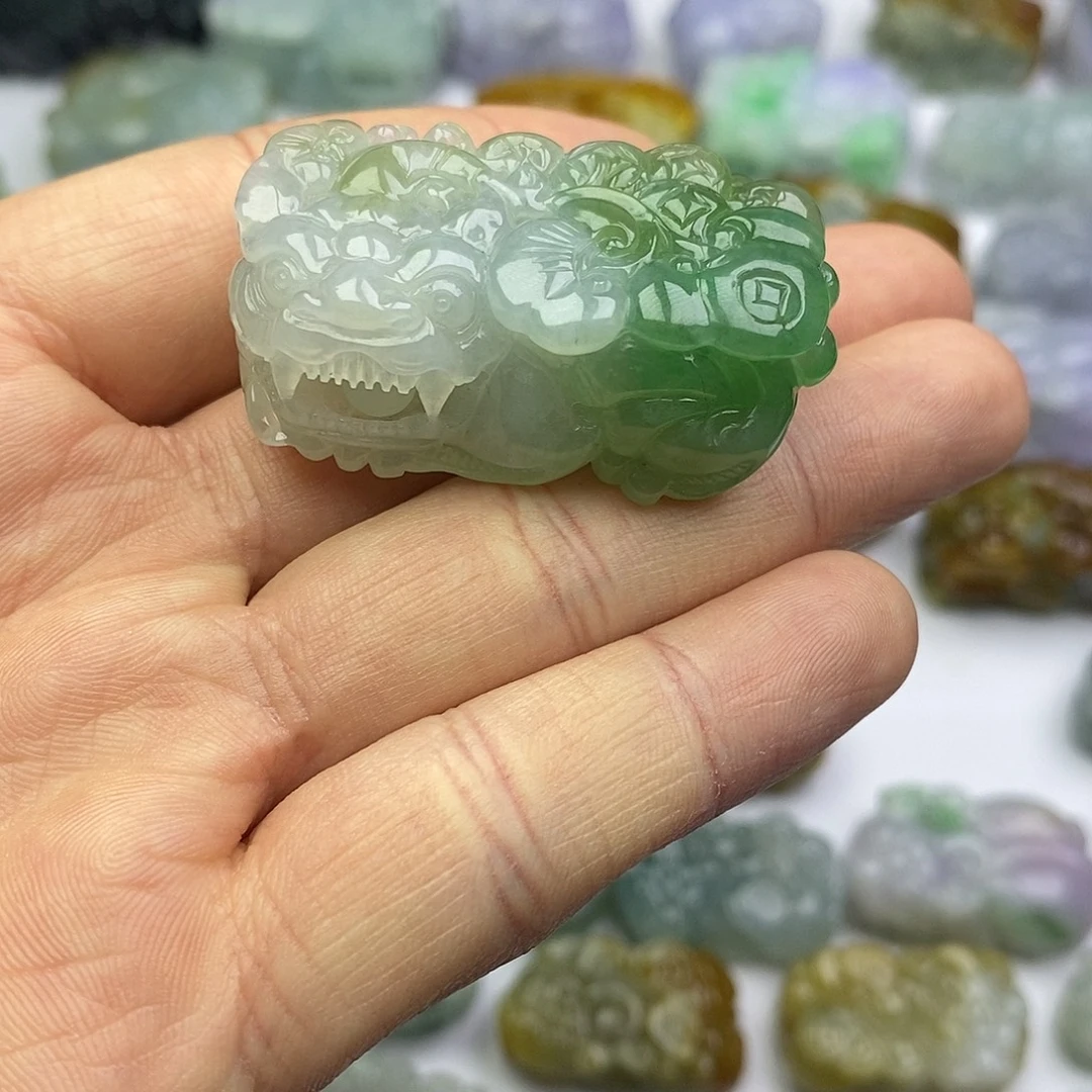 翡翠未镶嵌颈饰貔貅