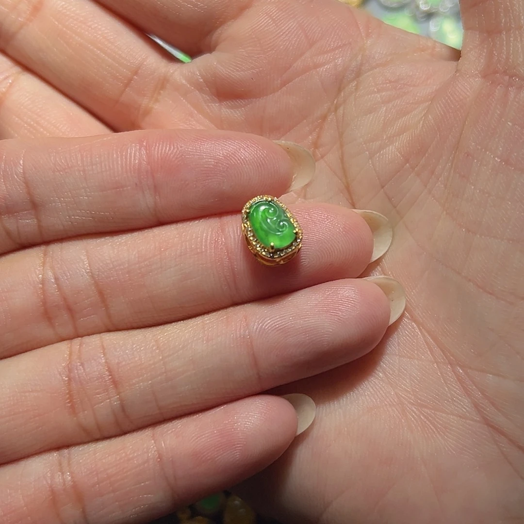 星***星翡翠18K金镶嵌颈饰