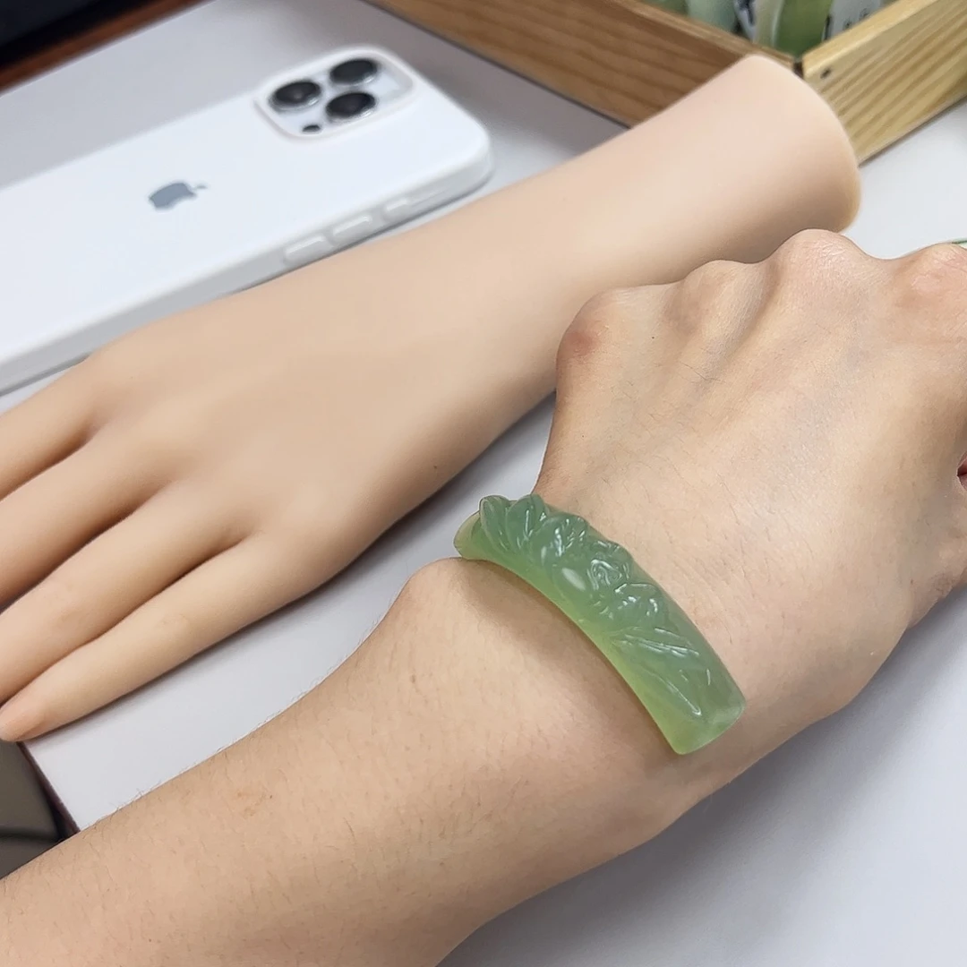 未镶嵌蛇纹石玉吊坠