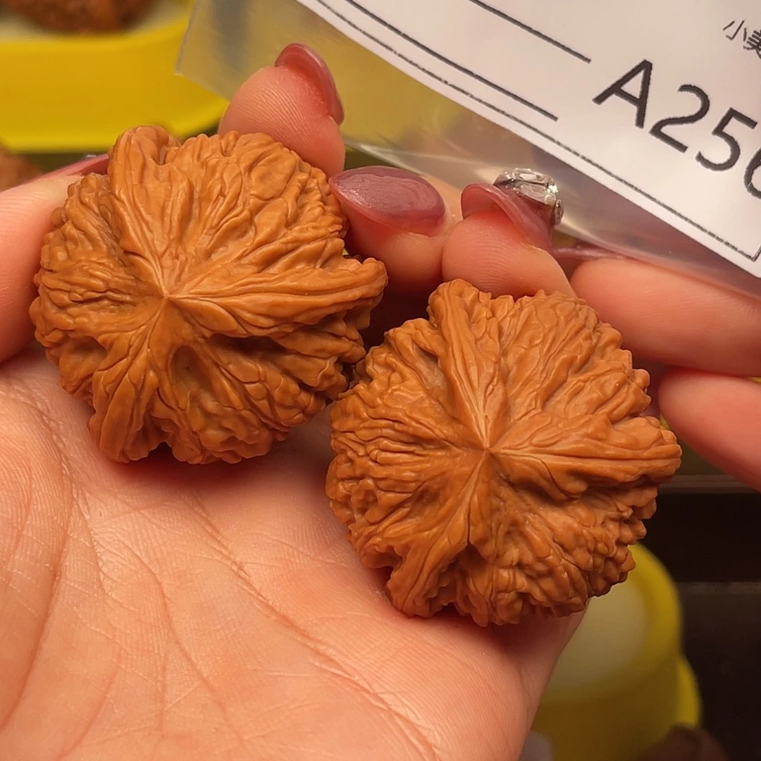 鋇****吊坠文玩核桃虎头三棱