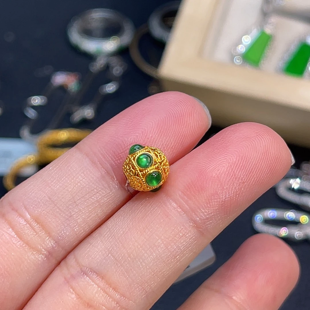 颈饰18K金镶嵌翡翠小绣球