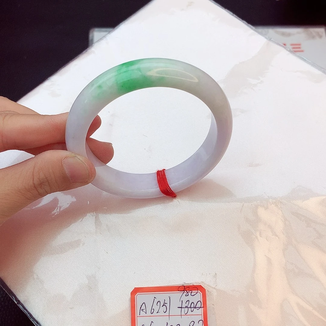 翡翠手镯未镶嵌翡翠