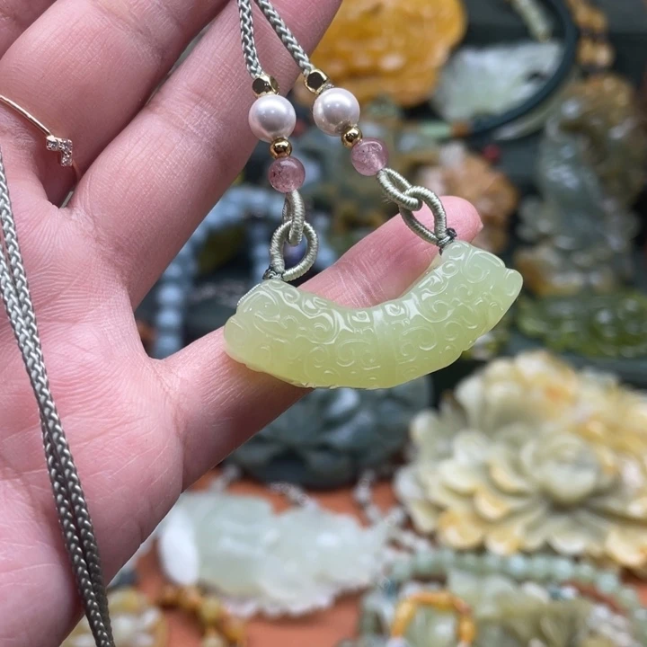 蛇纹石玉吊坠合金