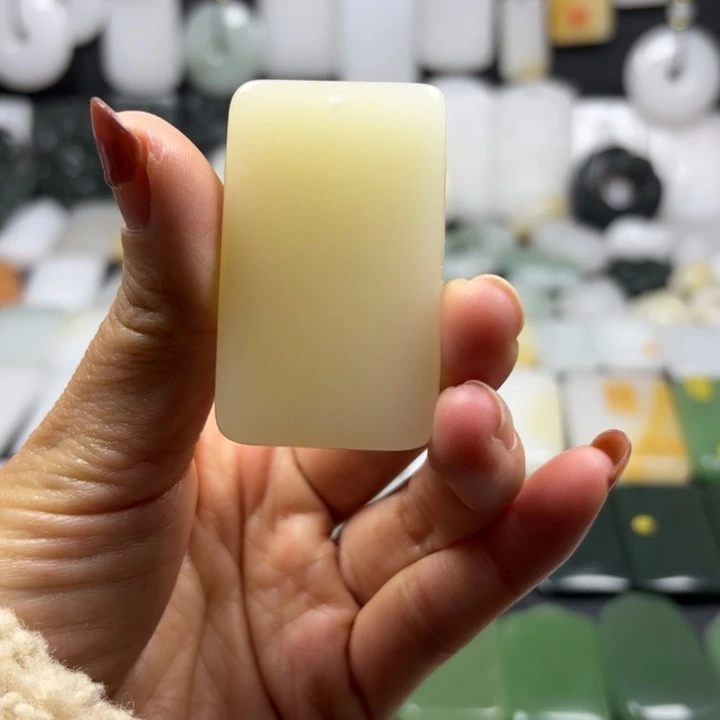 石英质玉（金丝玉）未镶嵌颈饰