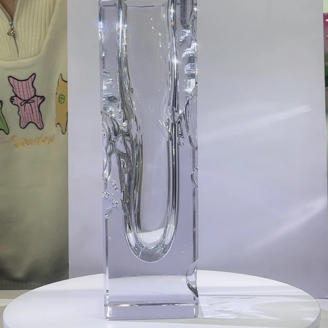 时间的边缘白色大花瓶