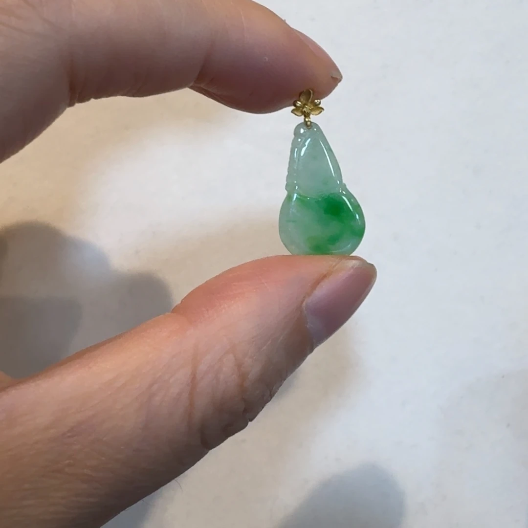 翡翠18K金镶嵌颈饰葫芦