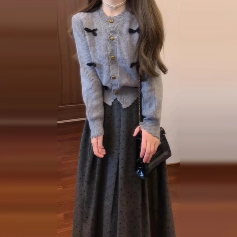 早秋小个子灰色针织开衫毛衣女2025新款高级感复古半身裙两件套装