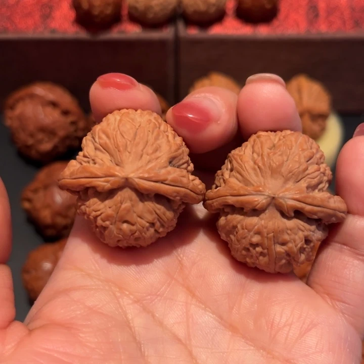 文玩核桃吊坠白狮子36