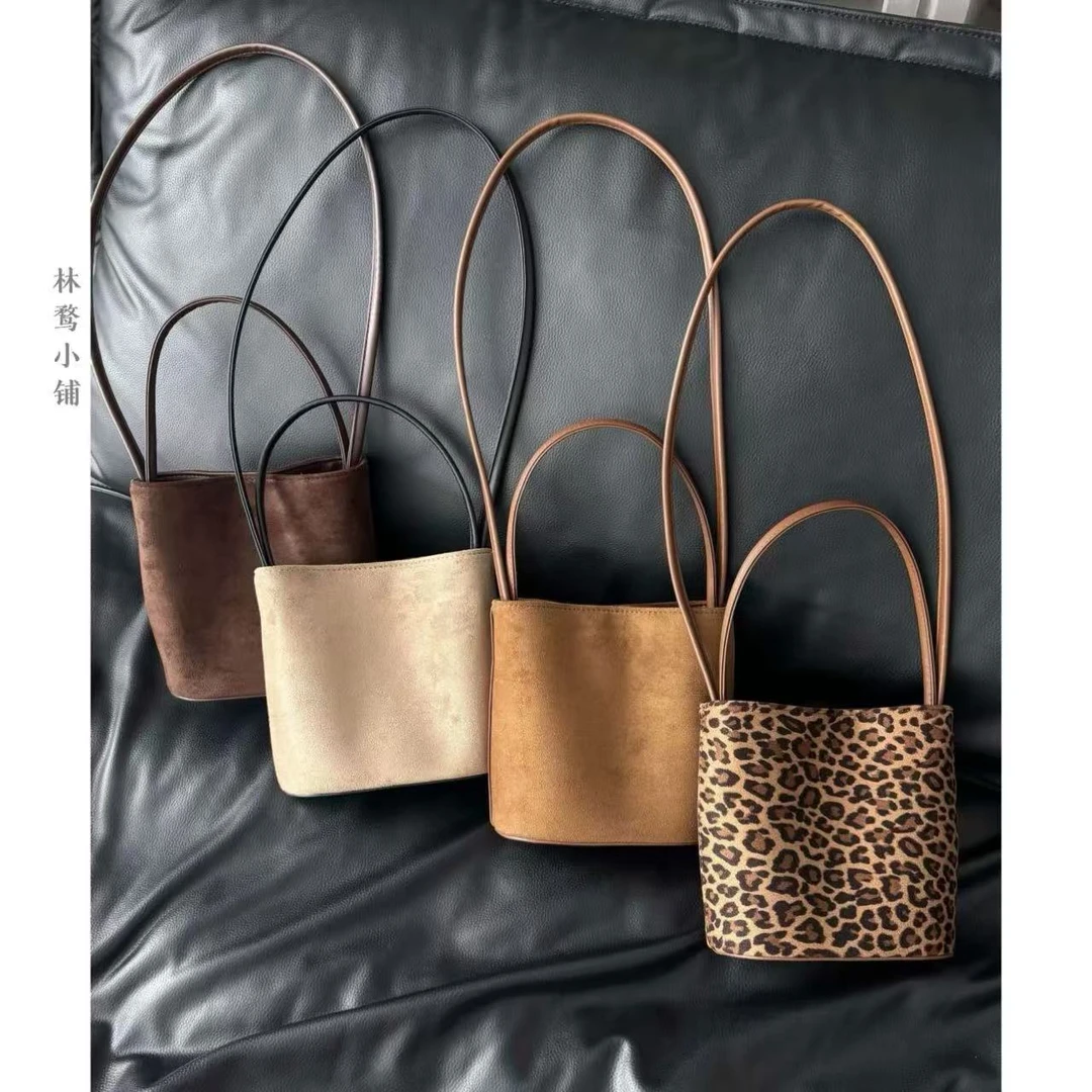 定制款秋冬季麂皮绒斜挎包小众绒面水桶包百搭通勤单肩女士包包