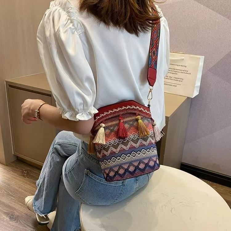 2025新款民族风单肩斜跨水桶包包女