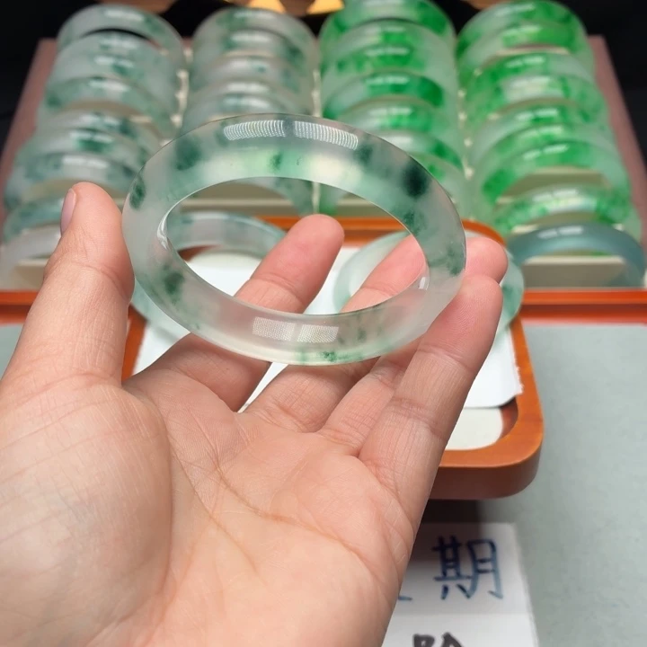 椰***主石英质玉未镶嵌手镯