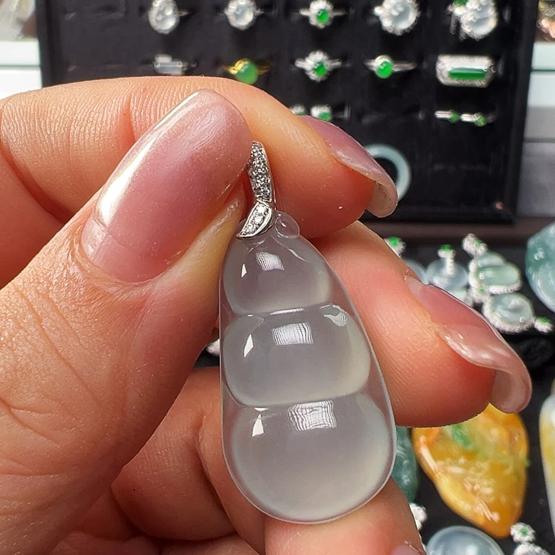 翡翠18K金镶嵌颈饰吊坠