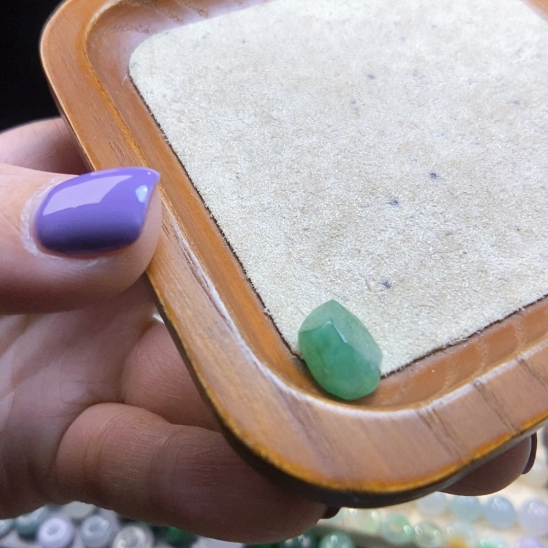 翡翠未镶嵌颈饰绿随形