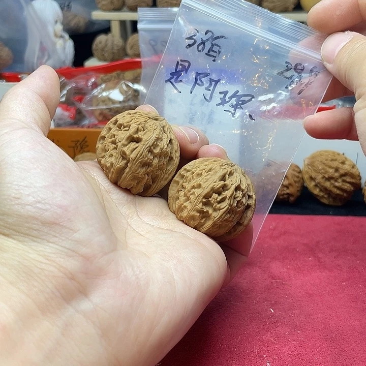 文玩核桃把件是****?白狮子