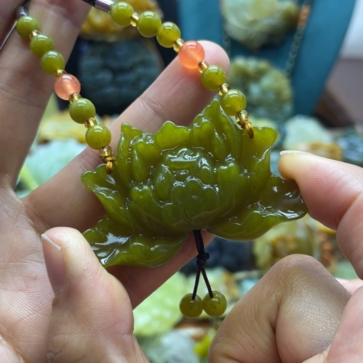 蛇纹石玉未镶嵌颈饰