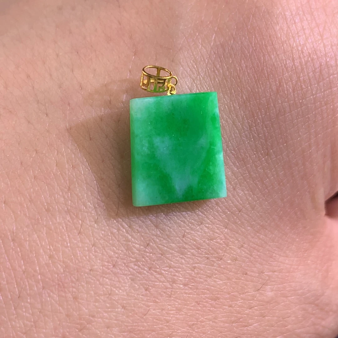 翡翠18K金镶嵌颈饰翡翠