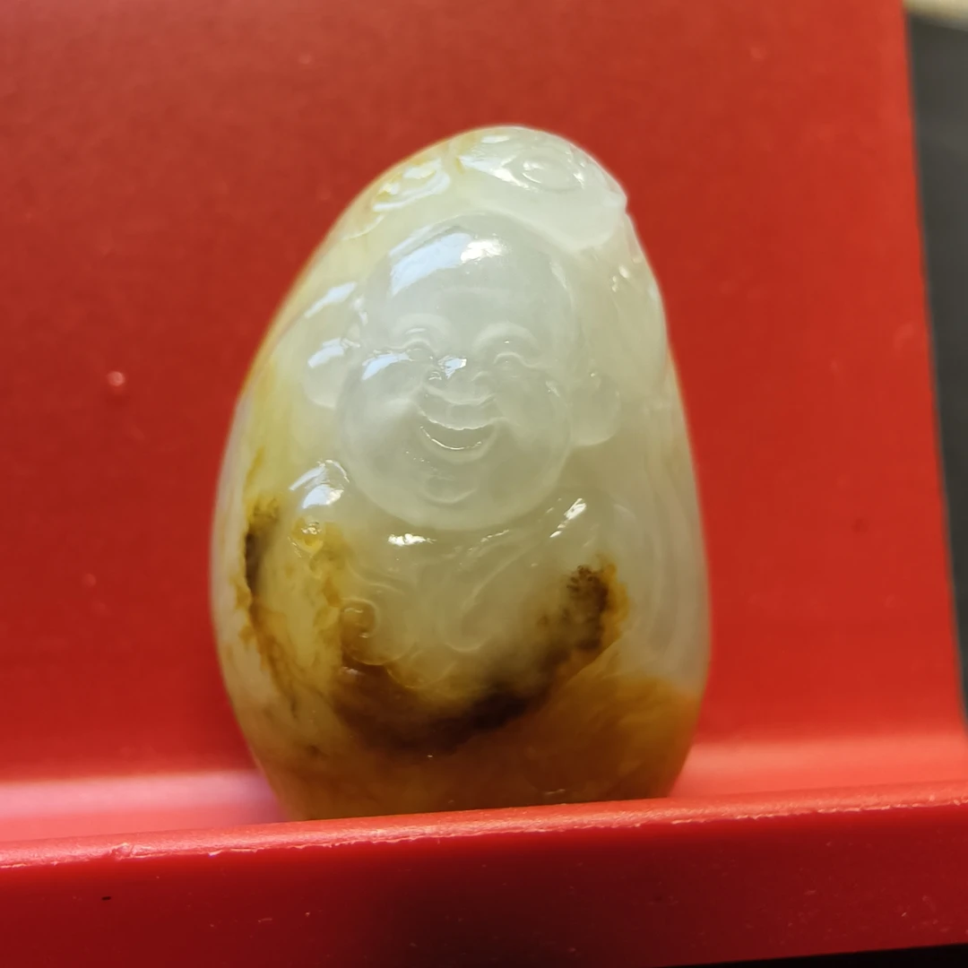 新疆和田玉籽料原石挂件弥勒佛，天然皮，尺寸28×19×16，重量14克。