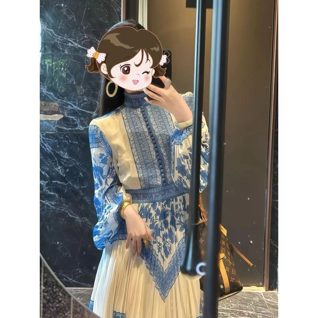 秋季2025蓝色印花法式连衣裙奢华高雅独特简约大方有设计感好看的