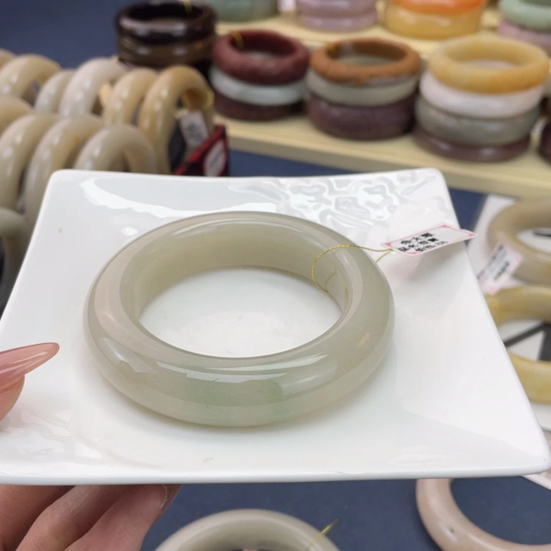 【闪购商品】石英质玉手镯未镶嵌C*C