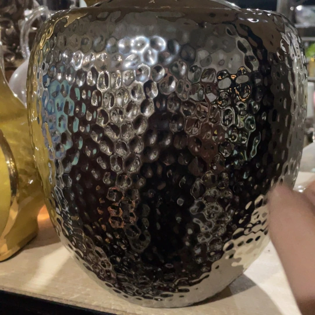 托****?陶瓷花瓶，仿真绿植。