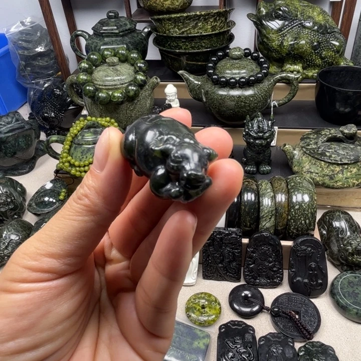 潇***6蛇纹石玉未镶嵌吊坠(赠链)牛吊坠