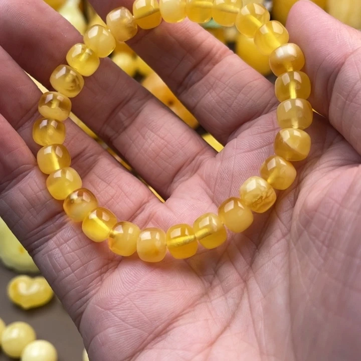 琥珀未镶嵌颈饰如图