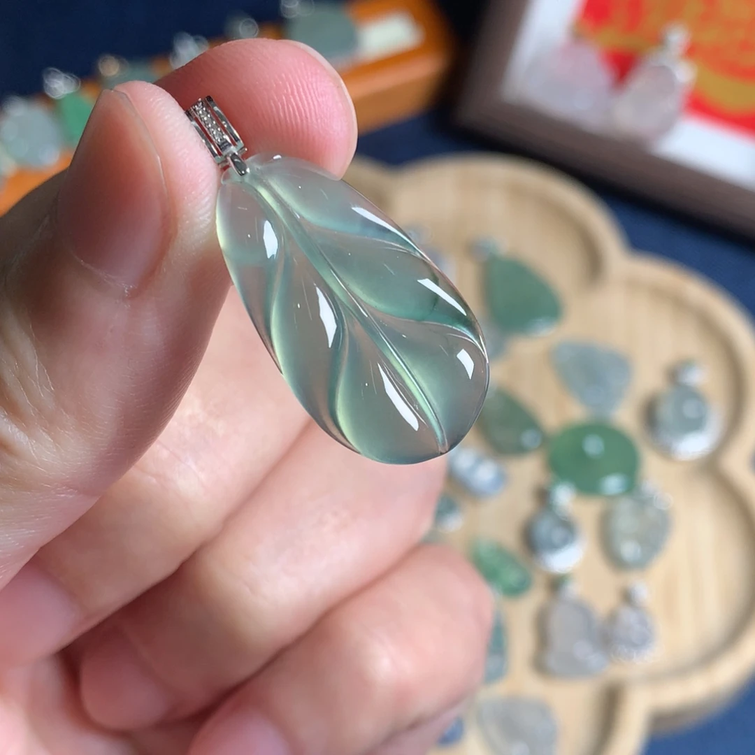 翡翠18K金镶嵌颈饰叶子