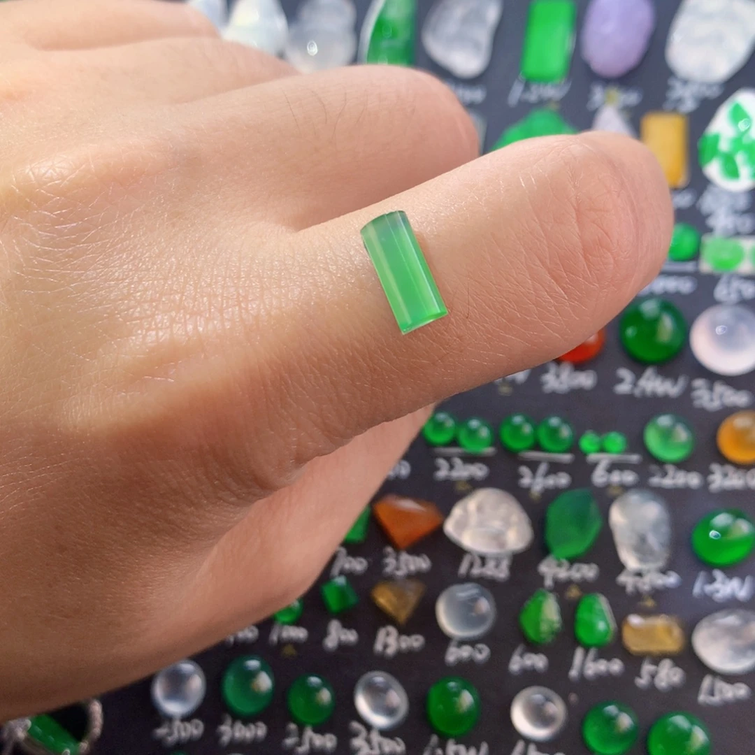 翡翠未镶嵌颈饰鞍面