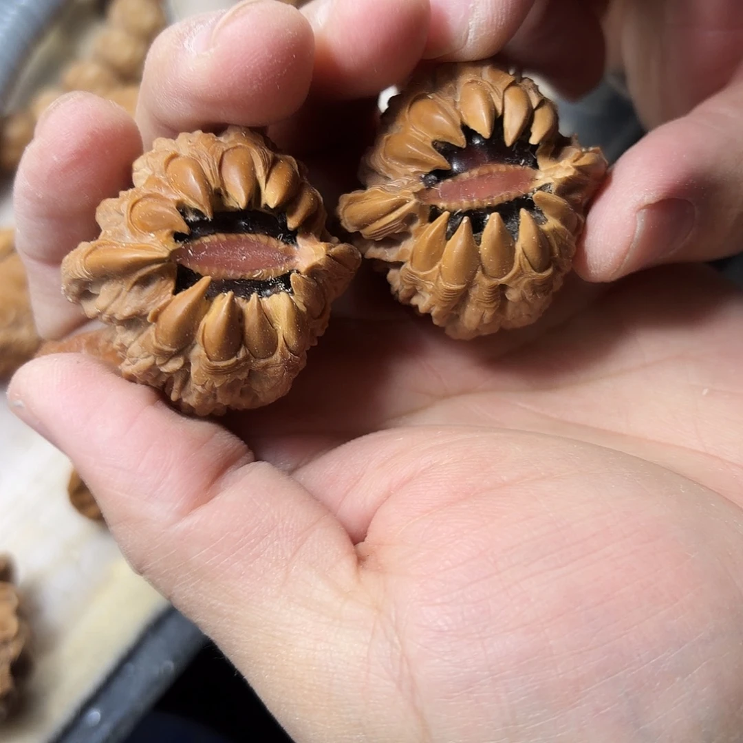 核桃雕刻吞噬镂空