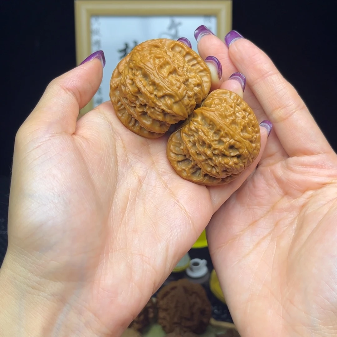 J***.文玩核桃吊坠闷白47微微微修打底