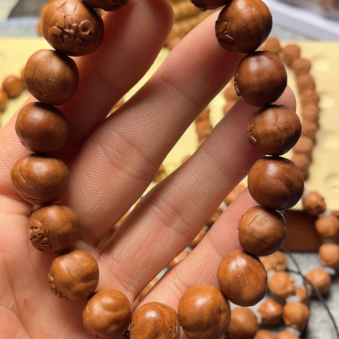 龙纹桃核雕刻横百福（色差）