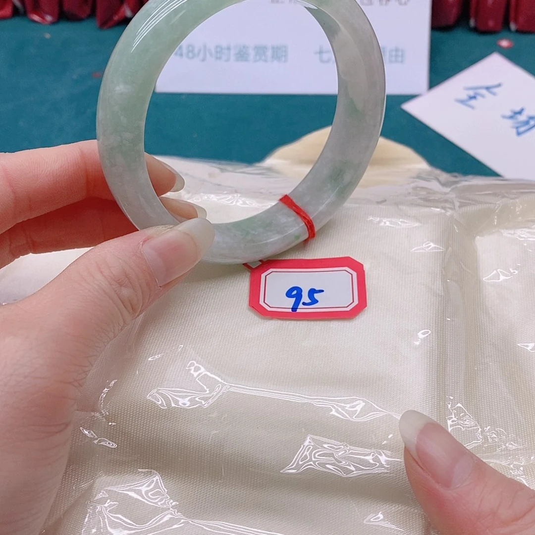翡翠手镯未镶嵌?*意95555555